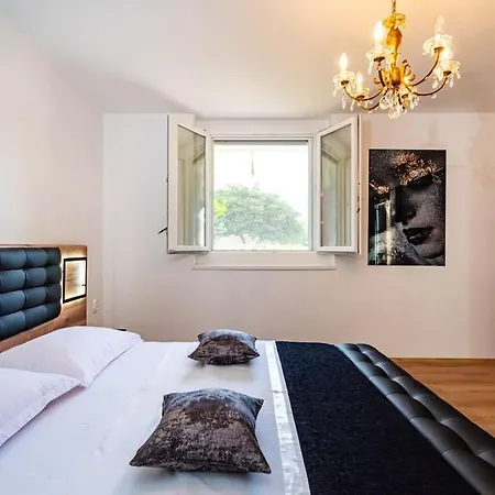 Luxury Modern With Garden Near Old Town Задар