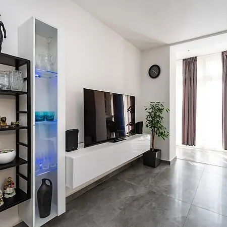 Апартаменты Luxury Modern With Garden Near Old Town