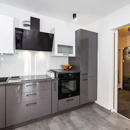 Апартаменты Luxury Modern With Garden Near Old Town Задар