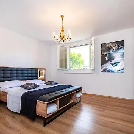 Апартаменты Luxury Modern With Garden Near Old Town Задар